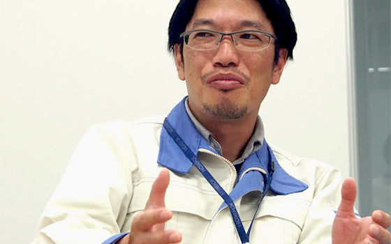 子供を見守るような眼差しで製品について説明するデザイナー